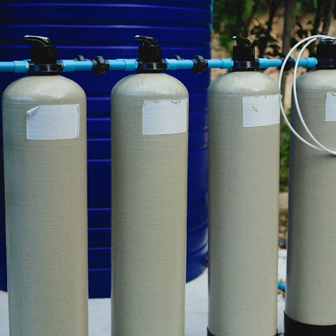 Bouteilles de résine d'adoucisseur avec leurs vannes de commande