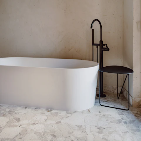 Baignoire îlot blanche et robinet sur pied