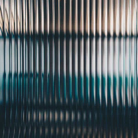 Verre cannelé dans la lumière