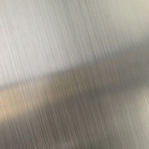 Métal poli brillant, reflet de lumière