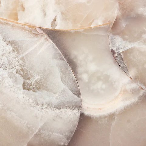 Onyx blanc poli, aux veines cristallines