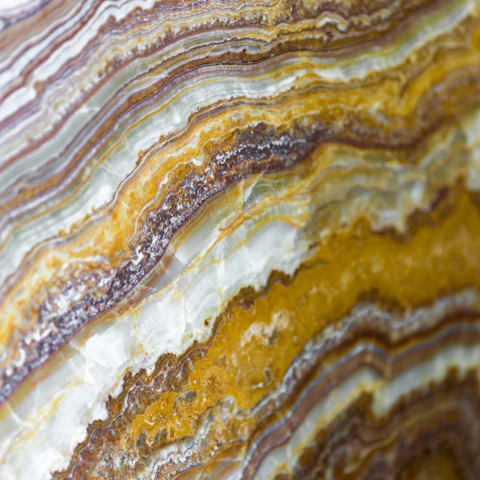 Onyx rubané poli, veines or, blanches et brunes