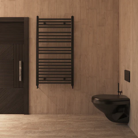 Sèche-serviettes noir dans une salle de bain boisée