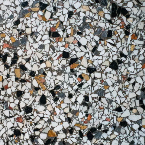 Terrazzo poli aux éclats de marbre