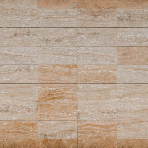 Mur en travertin beige au veinage horizontal