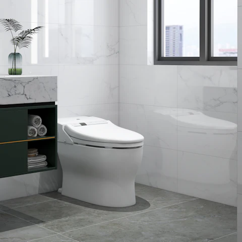 WC lavant à abattant électronique, dans une salle de bain en marbre clair