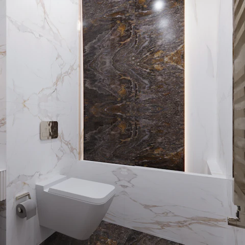 WC suspendu blanc à angles droits, dans une salle de bain en marbre blanc veiné d'or