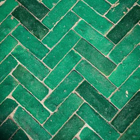 Zellige vert posé en chevrons